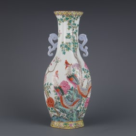 A piece of Qing Qianlong year pastel phoenix peony pattern guarin bottle