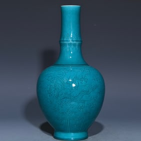 A piece of Ming Hongzhi turquoise glaze engraved dragon pattern bottle