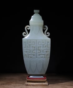 A jade vase of double dragon phoenix ears plantain