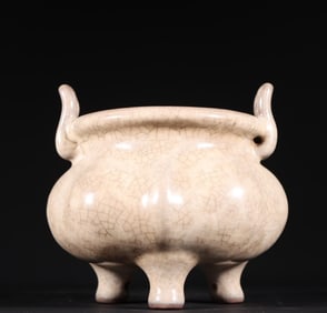 A piece of Song Dynasty brother kiln three-legged furnace