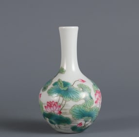 A piece of Qing Yongzheng year enamel color lotus pattern small celestial ball bottle