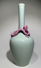 A piece of Qing Dynasty celadon plate dragon honor