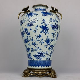 A piece of gold enamel color relief depicted gold three multi-pattern inlaid copper garlic head