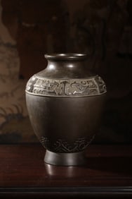 A fine bronze carved dragon pattern bottle