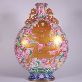 A piece of Qing Qianlong pastel dragon wears a vase of thousands of flowers and ears holding the