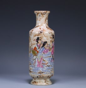 A bottle of Qing Qianlong and Tang Ying colorful figures