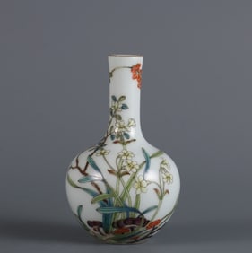 A piece of Qianlong in the Qing Dynasty pastel Zhilan Yushu small celestial ball bottle