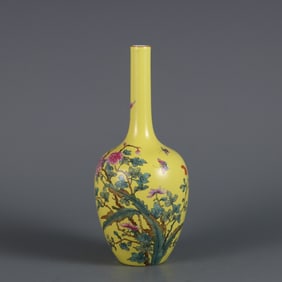 A piece of Qing Yongzheng year yellow ground pastel butterfly love pattern gall bottle