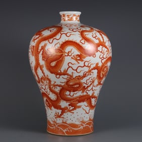 A large plum bottle made in the year of Qianlong in the Qing Dynasty