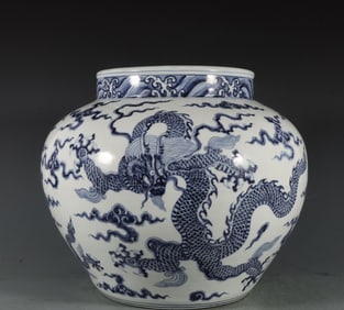 A large blue and white dragon pattern jar made in the year of Xuande of the Ming Dynasty