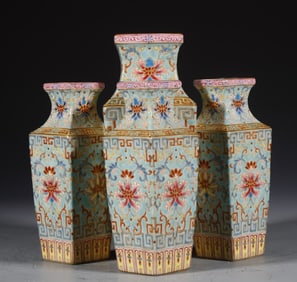 A piece of Qianlong in the Qing Dynasty: enamel color gold wire quintuplets five-tube bottle