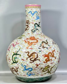One piece of Qing Qianlong: Pastel cloud dragon pattern celestial ball bottle