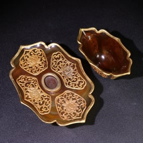 A piece of old agate gilt inlaid cup in the Tang and Song dynasties