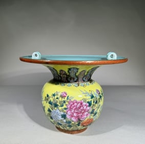 A piece of Qing Dynasty pastel floral slag bucket
