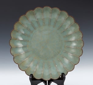 A piece of old collection. Song official kiln chrysanthemum petal plate