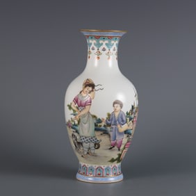 A piece of Qianlong in the Qing Dynasty enamel color Western figure Guanyin bottle