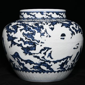 A piece of Ming Xuande blue and white dragon pattern jar