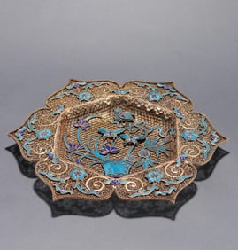 A piece of clear silver filigree dotted emerald flower mouth plate