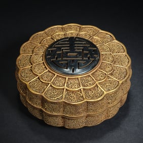 One piece of Qing Dynasty silver-gilt filigree inlaid jasper compact