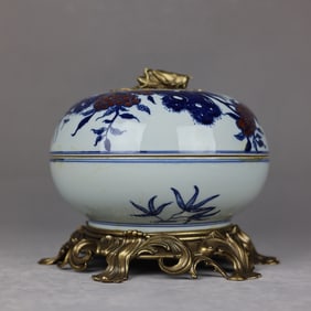 A blue and white bucket color inlaid copper cricket fruit box