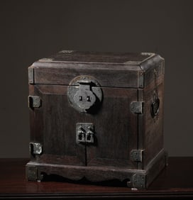 A piece of small-leaved red sandalwood official suitcase