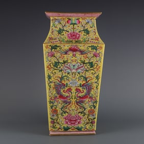 A piece of Qianlong in the Qing Dynasty made a yellow ground pastel phoenix play peony pattern