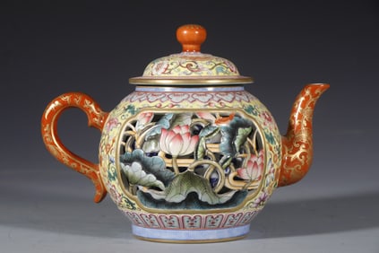 A piece of Qianlong in the Qing Dynasty: a hollow lotus teapot on the yellow ground