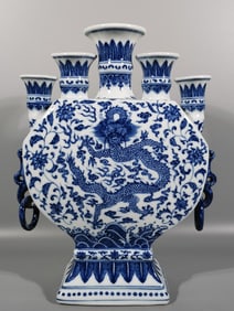 A piece of Qianlong in the Qing Dynasty, blue and white entwined branches lotus pattern dragon