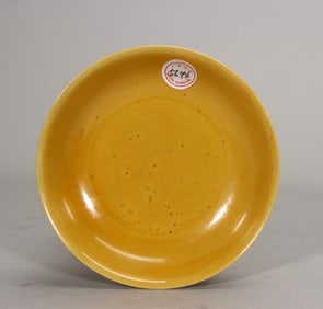 A small plate of Ming Jiajing pouring yellow glaze