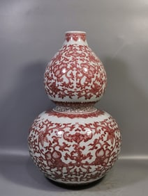 A piece of Qianlong year of the Qing Dynasty, glazed red Fushou gourd bottle