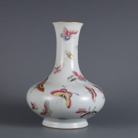 A piece of Qing Yongzheng year made pastel hundred butterfly pattern appreciation bottle