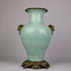 A blue glazed bronze sheep's head amphora high foot appreciation bottle