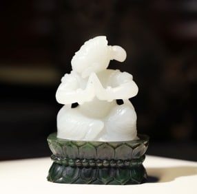 A piece of Hetian jade flying ornament with jasper pitching lotus seat