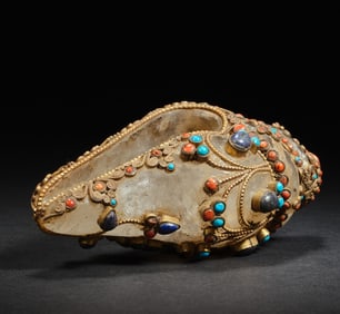 A piece of Qing Dynasty crystal inlaid conch