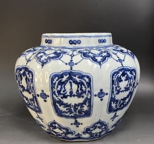 A large blue and white jar with eight treasures and eight treasures in the Yongxuan period of the