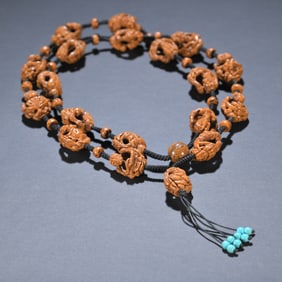 A peach pit carved eighteen arhat necklace