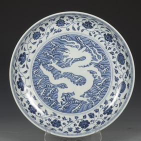A piece of Ming Yongle blue and white entwined branch flower seawater dragon pattern plate