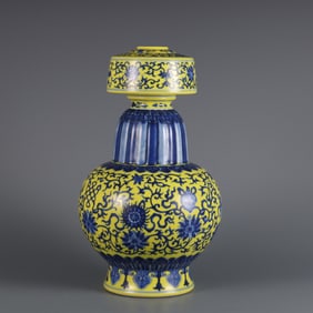 A piece of the Qing Dynasty Qianlong year yellow glaze blue and white entwined branch lotus tray
