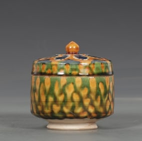 A piece of Tanggong County kiln three-color treasure phase flower cover box