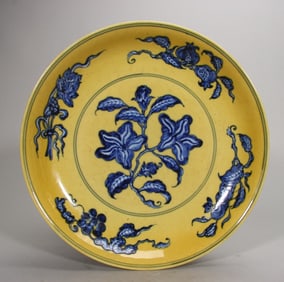 A large plate of blue and white gardenia pattern in Xuande Huangdi