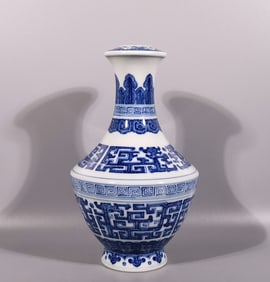 A piece of Qianlong of the Qing Dynasty, a blue and white red dragon pattern obelisk