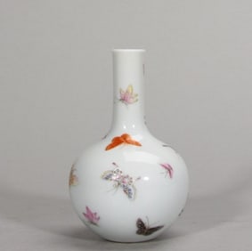 A piece of Qing Guangxu pastel hundred butterfly pattern vial