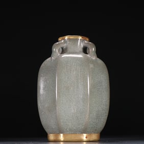 A Ru kiln gold-coated four-series bottle