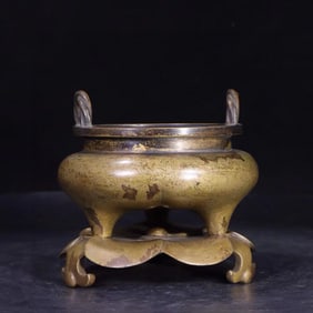 A three-legged stove with copper rope braided ears