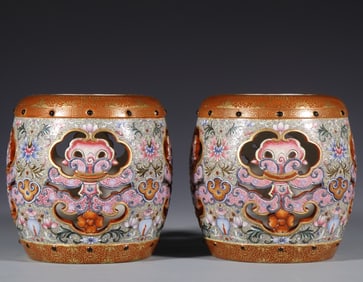 A pair of Qianlong in the Qing Dynasty: Gu Yuexuan boy depicts the golden boy embroidery pier