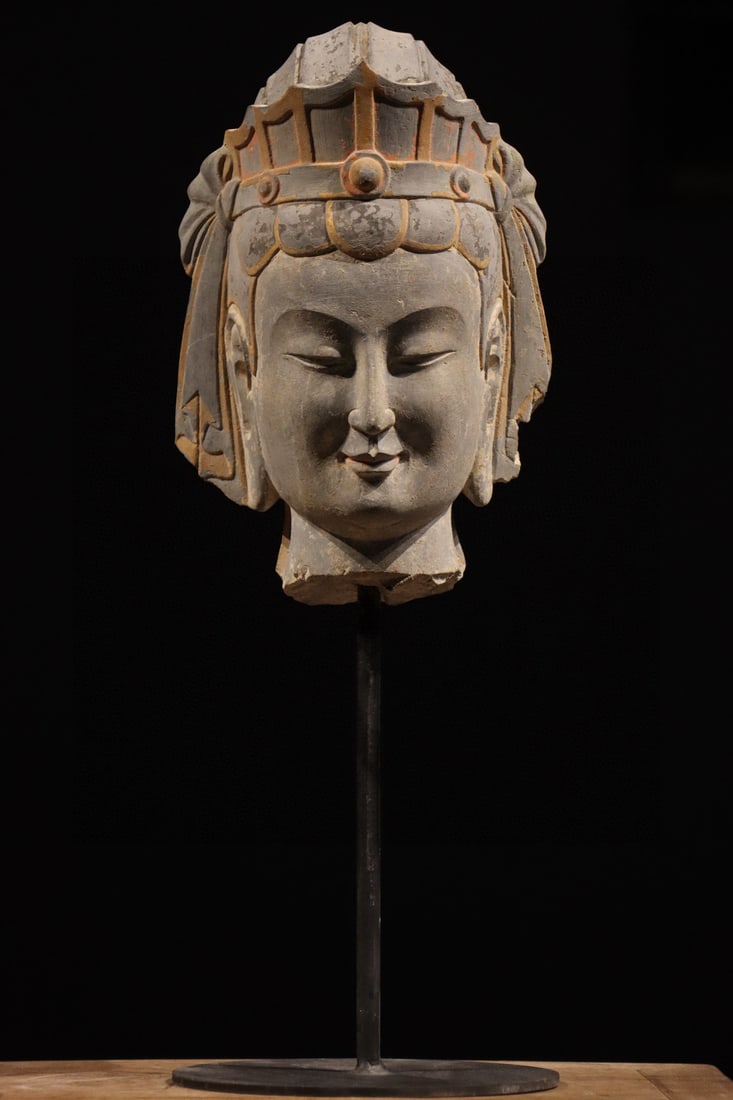 A piece of exquisite Northern Qi Buddha head: Exquisite Northern Qi Buddha Head Material: Qingzhou Stone Moving Heart Eyebrow Eyes Slightly Closed Ignoring all things But insight into the human world Only a wordless smile and sentient beings! Siz