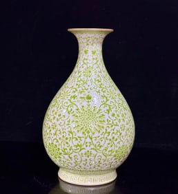 A pair of Qing Kanglong: Emerald green passionflower entwined jade pot spring bottle