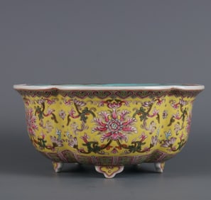 A piece of Qianlong in the Qing Dynasty yellow ground pastel passion flower pot with passion flower