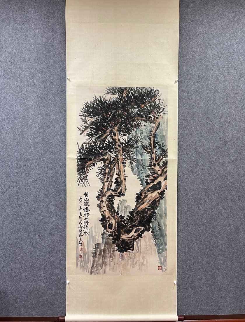 A vertical scroll on paper by Wu Fuzhi descending the dragon pine: Wu Fuzhi, descending dragon pine, vertical scroll on paper Size: Painting core 138x67cm (The Dimensions Of All Batches Are Manually Measured.If You Need More Detailed Information, Please Contact Our C