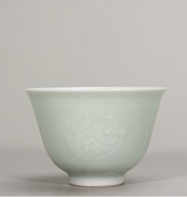 A piece of Qingdao light bean green glaze engraved dragon pattern tea round